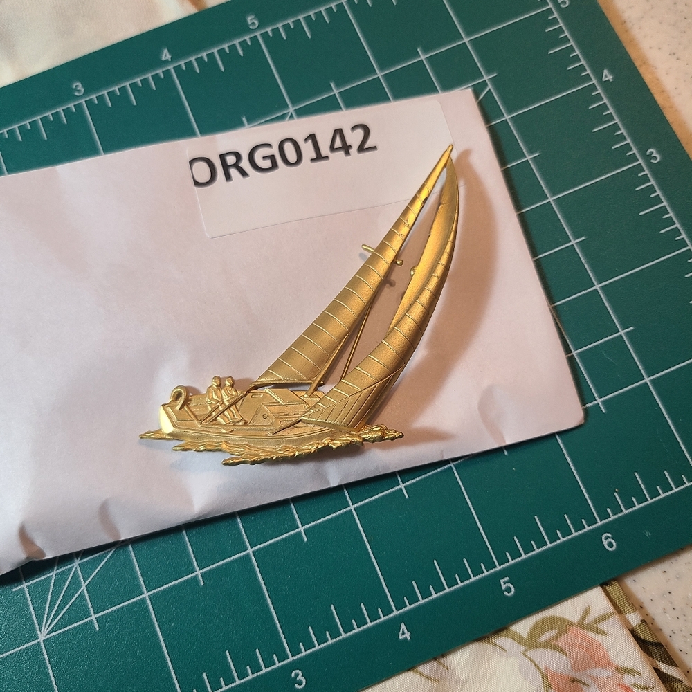 Gold Sailboat Brooch - Picture 7 of 10